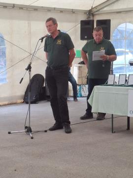 Predsednik OZVVS Snežnik Danilo Štemberger, v ozadju organizator prireditve Janko Rutar